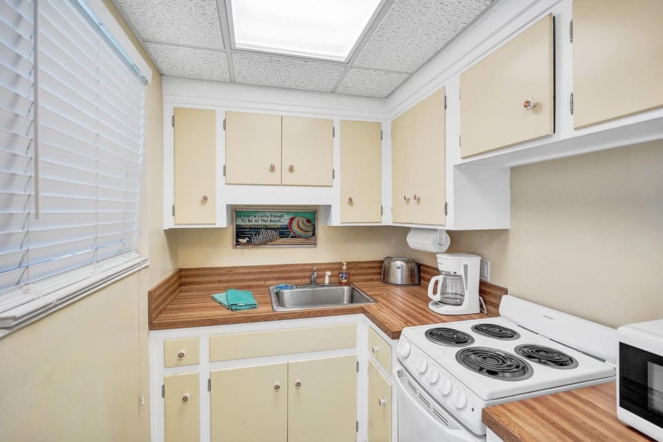 Fully functional kitchen. Pots, Pans, Dishes, Silverware etc....