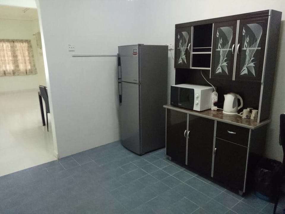 House, 4 Bedrooms | Private kitchenette | Fridge, microwave, electric kettle