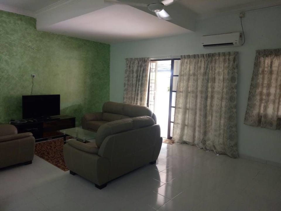 House, 4 Bedrooms | Living room | LCD TV