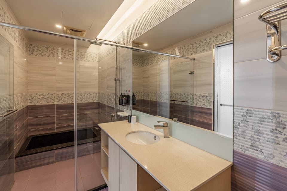 Double Room with View A | Bathroom | Combined shower/tub, deep soaking tub, rainfall showerhead