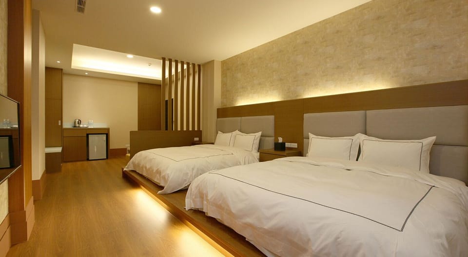 Deluxe Family Room | Down comforters, blackout drapes, free WiFi, bed sheets