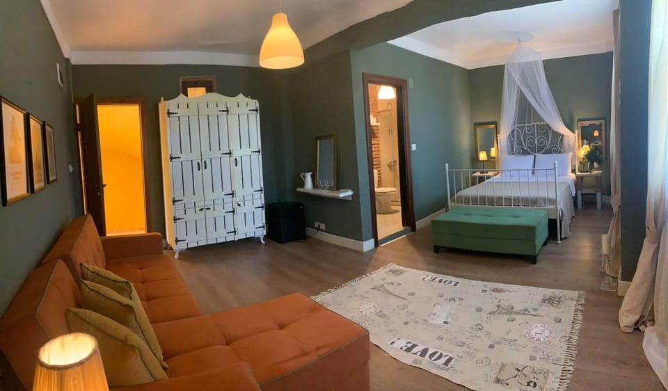Deluxe Room | Minibar, desk, blackout drapes, WiFi (free)