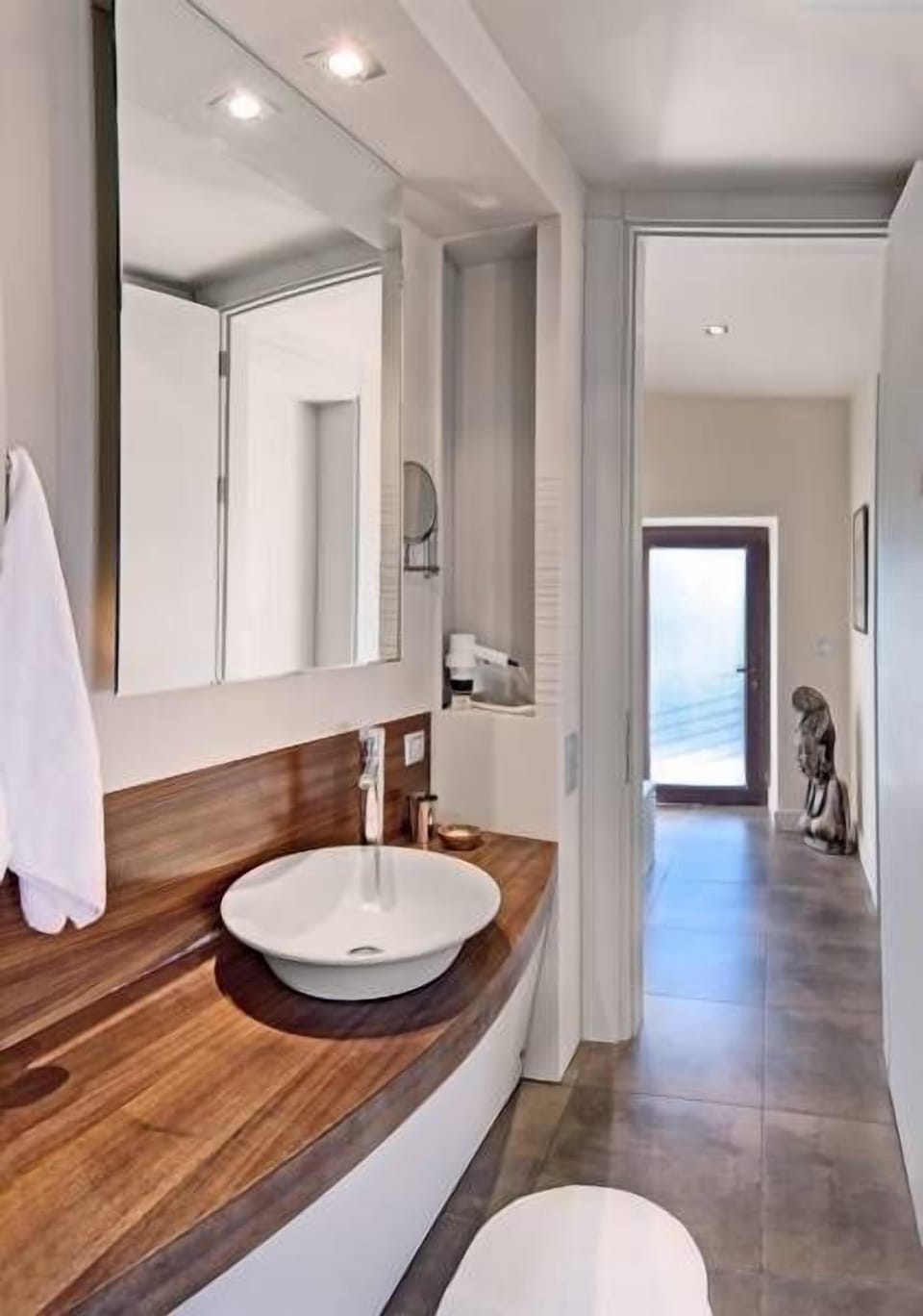 Bathroom sink
