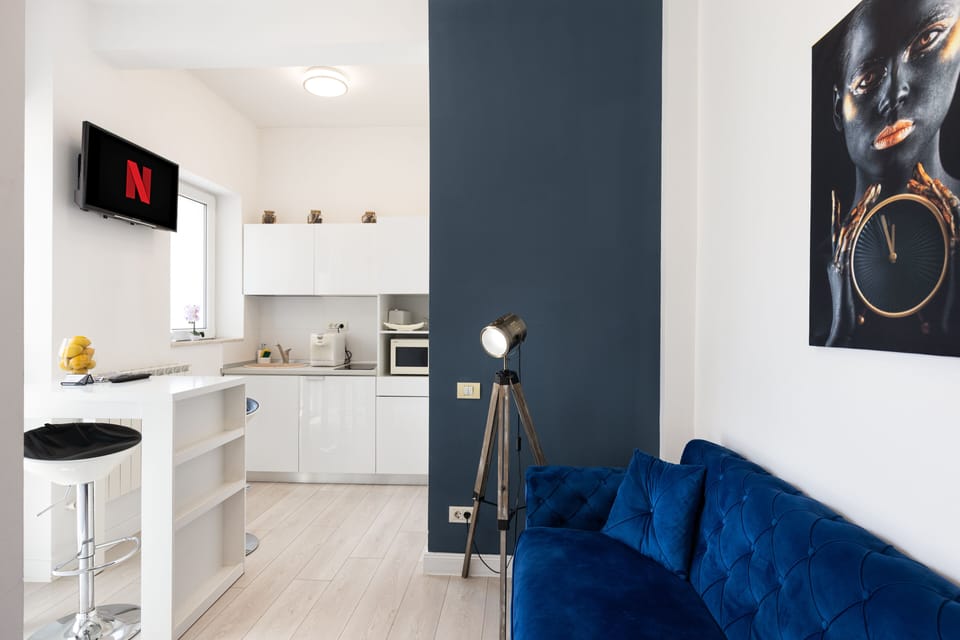 Premier Suite | Private kitchen | Mini-fridge, espresso maker, coffee/tea maker, electric kettle