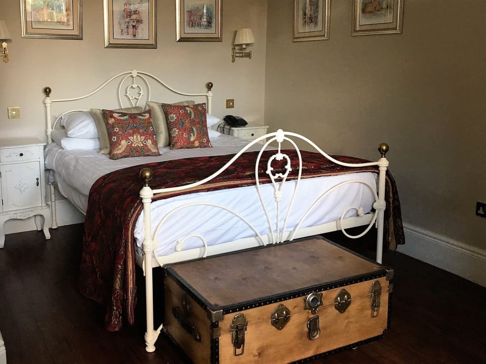 Classic Suite, 1 Double Bed with Sofa bed | In-room safe, desk, iron/ironing board, free WiFi