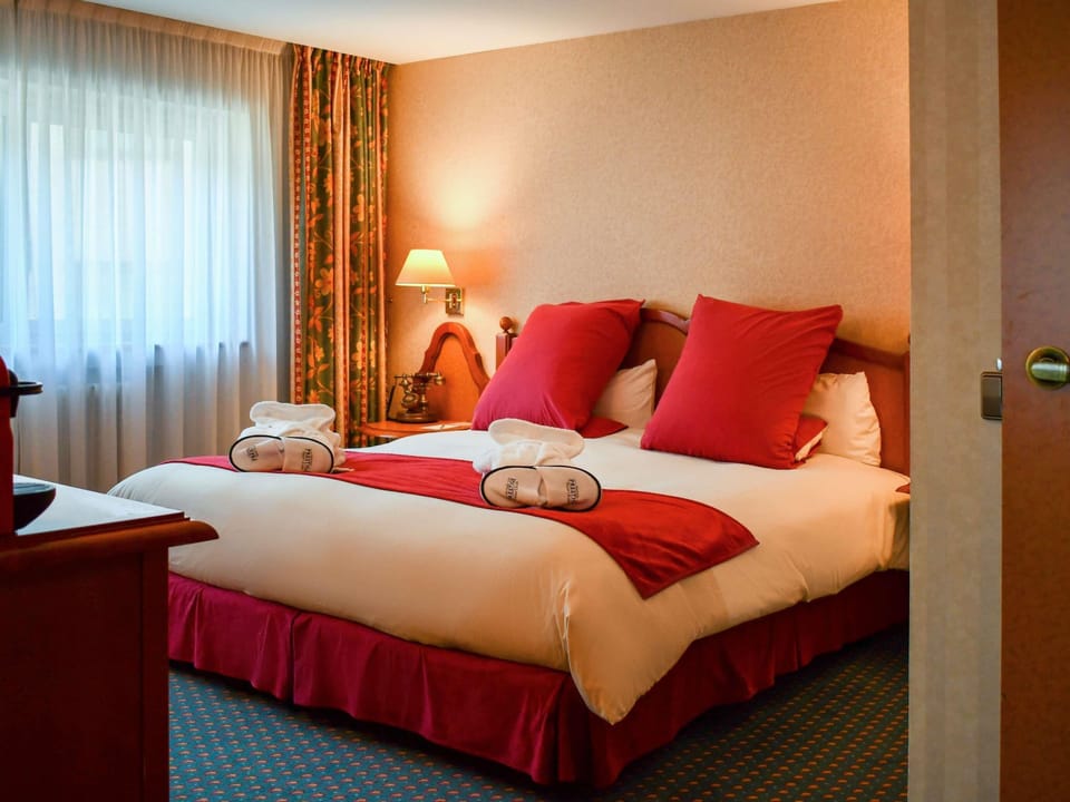 Deluxe Suite, 1 Double Bed | Down comforters, minibar, in-room safe, desk