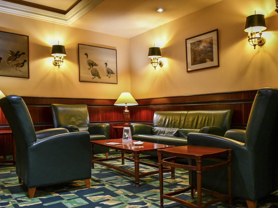 3 bars/lounges