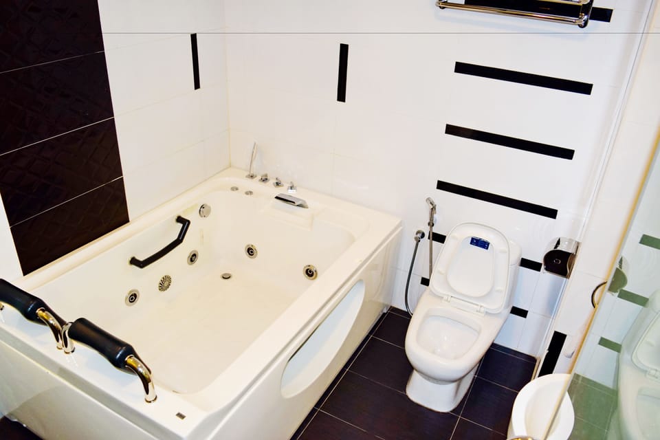 Executive Suite | Bathroom | Shower, free toiletries, hair dryer, slippers