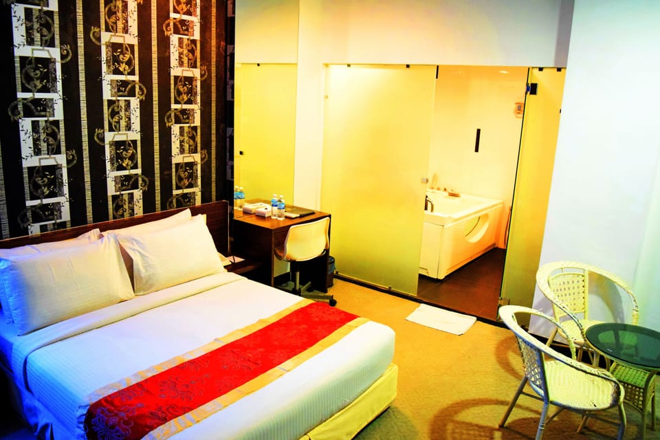 Executive Suite | Desk, soundproofing, iron/ironing board, free WiFi
