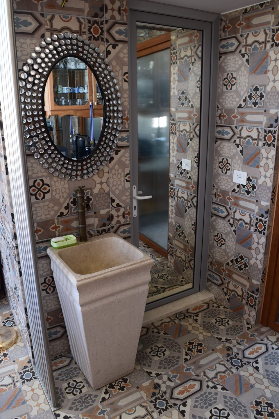Bathroom sink
