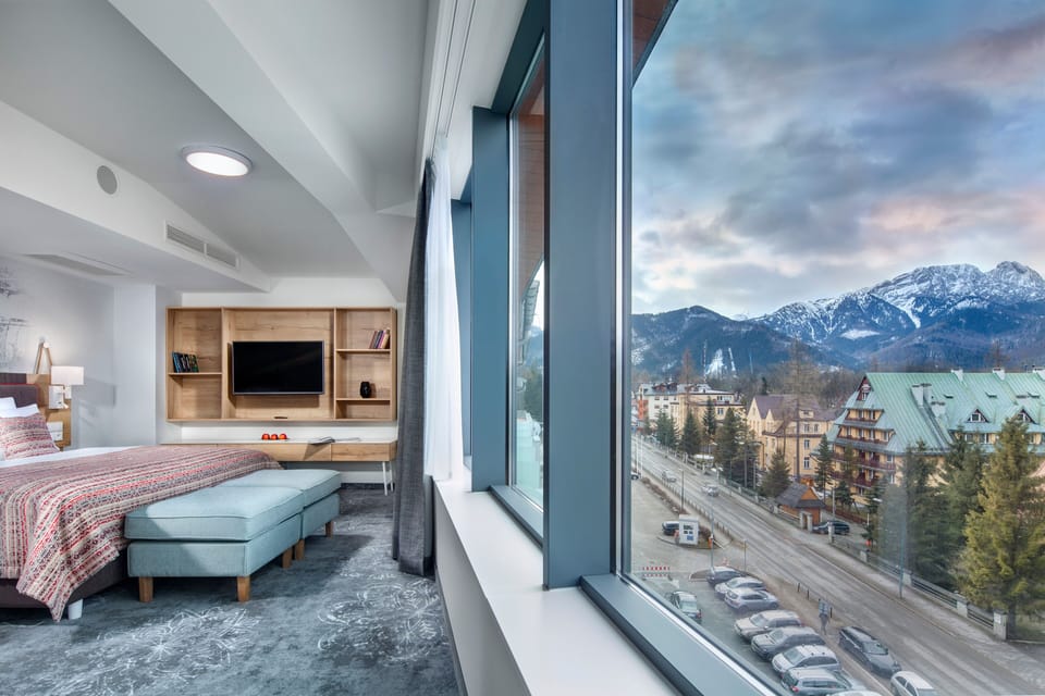 Panoramic Studio Suite, Mountain View | Hypo-allergenic bedding, minibar, in-room safe, desk