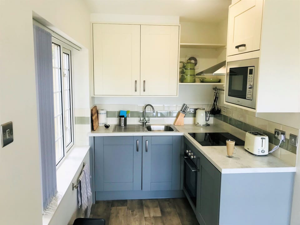 Deluxe Apartment, 1 King Bed, Non Smoking, Sea View | Private kitchen | Coffee/tea maker, electric kettle