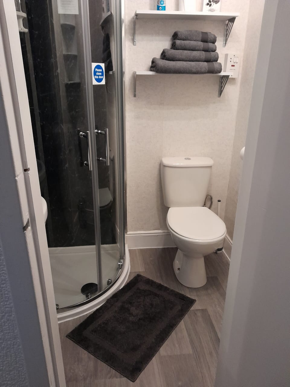 Comfort Double Room (Double Room 2) | Bathroom | Shower, hair dryer, towels, soap