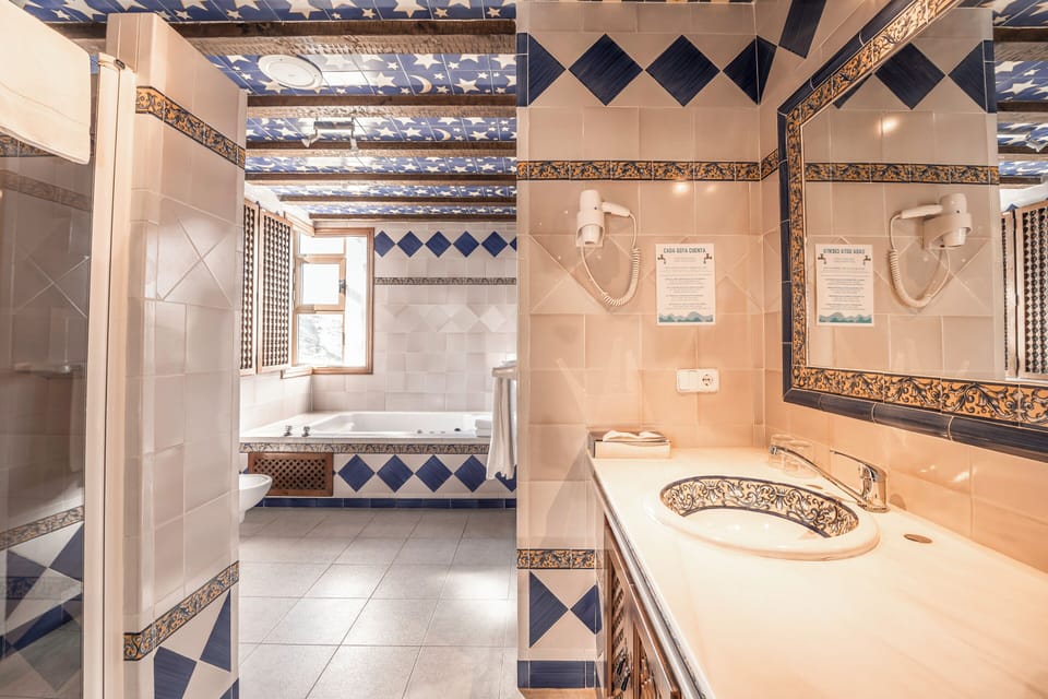 Junior Studio Suite | Bathroom | Rainfall showerhead, eco-friendly toiletries, hair dryer, towels