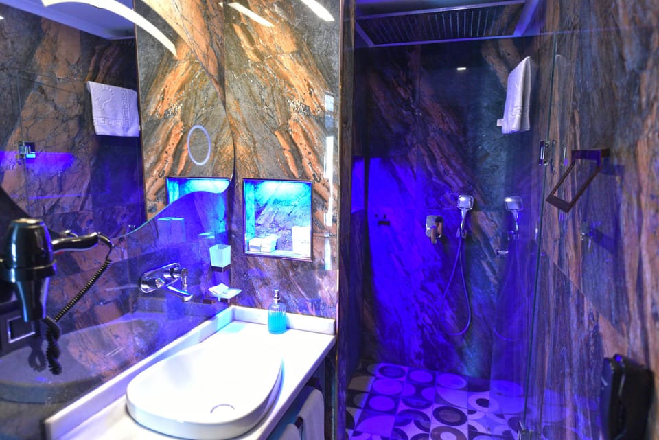 Deluxe Penthouse, 1 Bedroom, Balcony, Sea View | Room amenity
