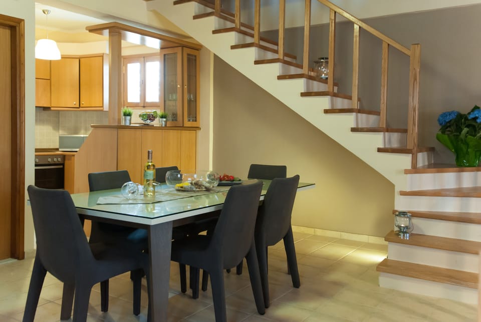 Villa, 4 Bedrooms | In-room dining
