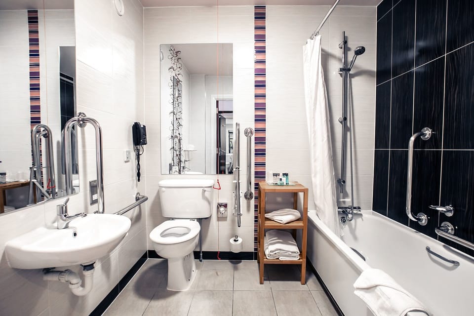 Standard Room, 1 King Bed, Accessible | Bathroom | Towels