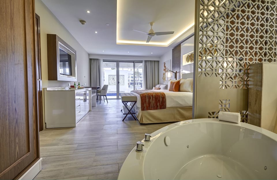 Separate tub and shower, free toiletries, hair dryer, towels