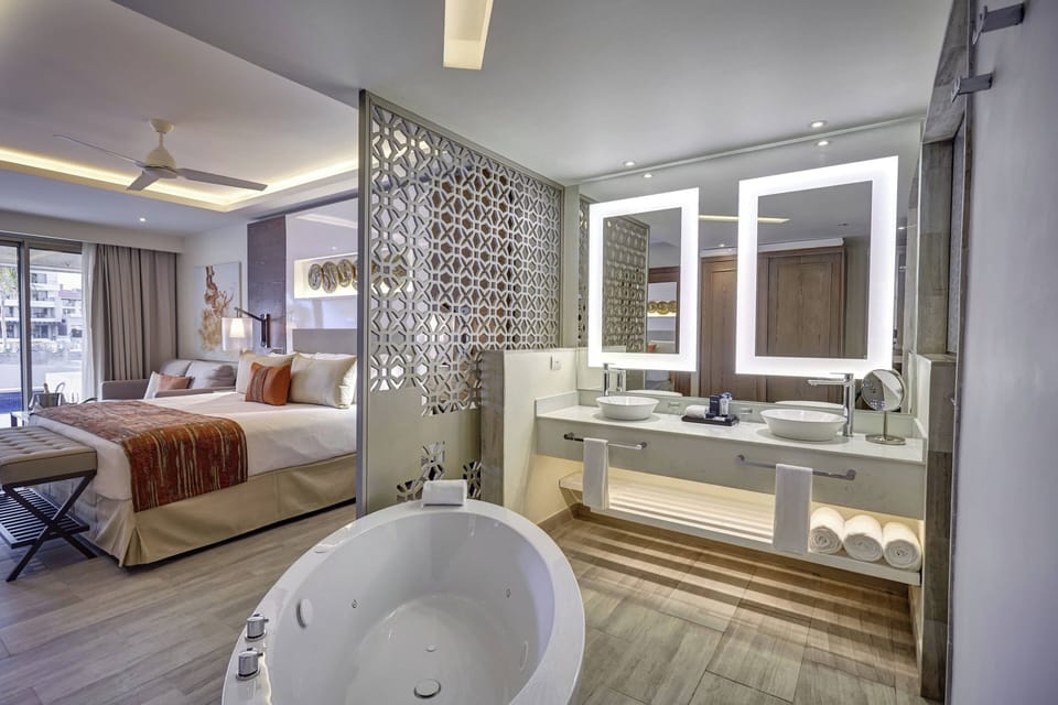 Separate tub and shower, free toiletries, hair dryer, towels