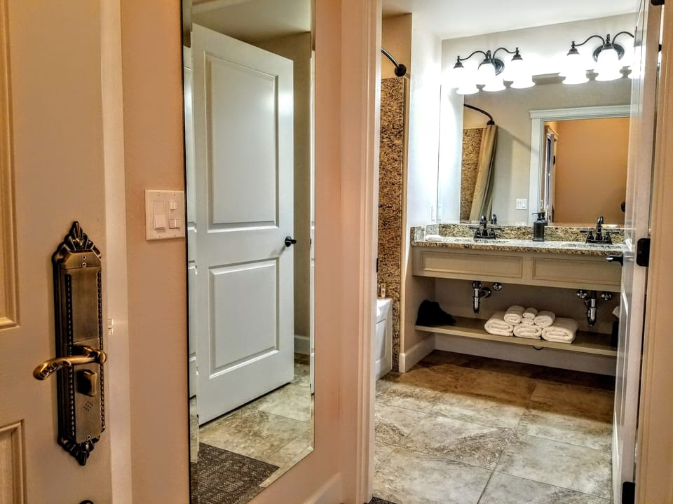 Luxury Room, 1 King Bed, Golf View | Bathroom | Free toiletries, hair dryer, towels, soap