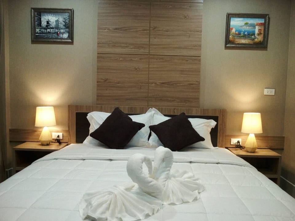 Standard Room | Desk, blackout drapes, WiFi (free)