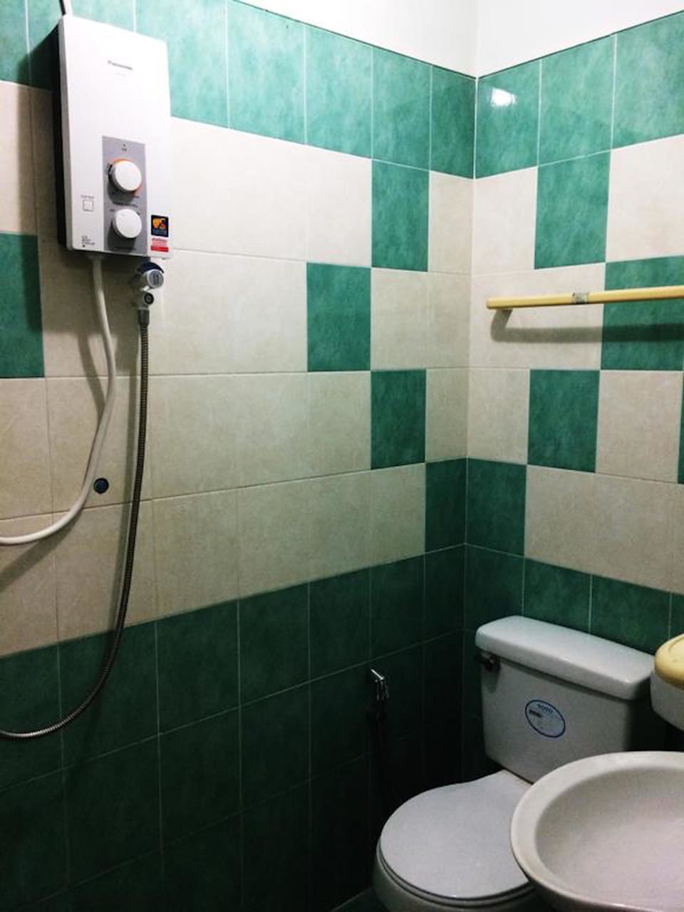 Shower, free toiletries, towels