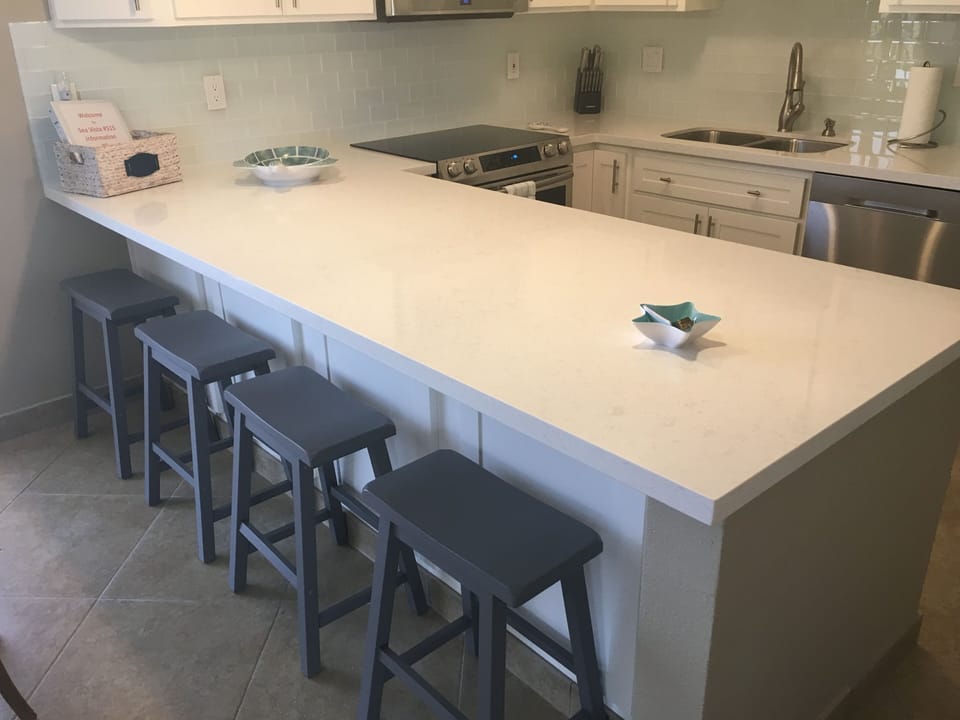 Additional seating for 4 at the breakfast bar.