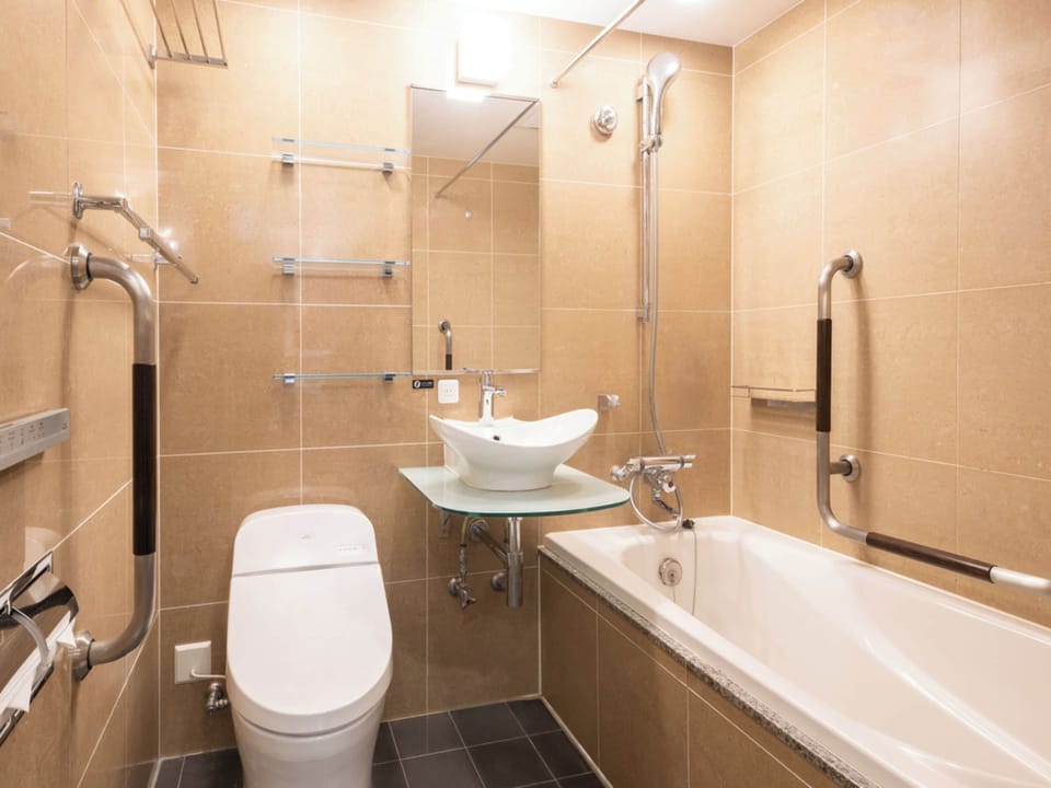 Deluxe Twin Room, Non Smoking | Bathroom | Combined shower/tub, free toiletries, hair dryer, slippers