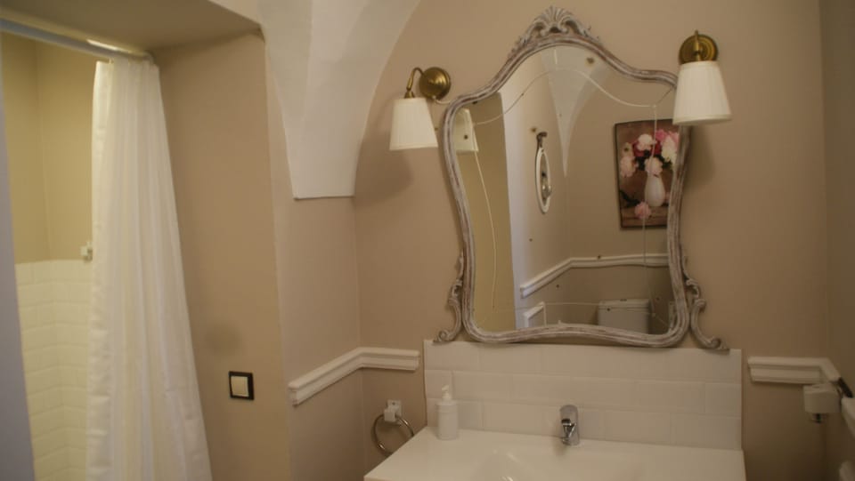 Double Room, 1 Double Bed, Private Bathroom | Bathroom | Free toiletries, hair dryer, towels