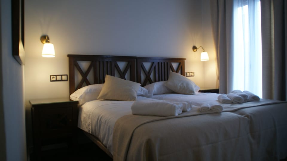 Double Room, Private Bathroom | Desk, laptop workspace, blackout drapes, free WiFi