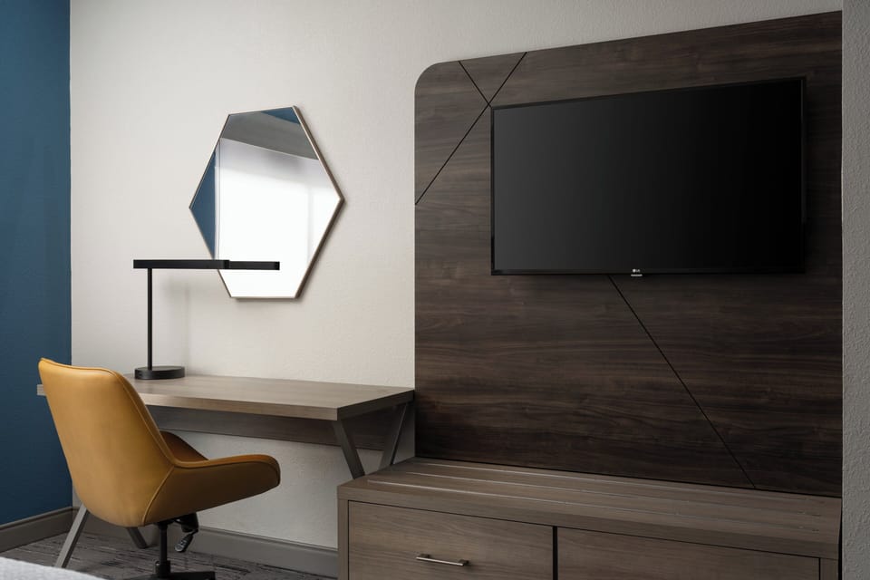 Standard Room | In-room safe, desk, iron/ironing board, cribs (free)
