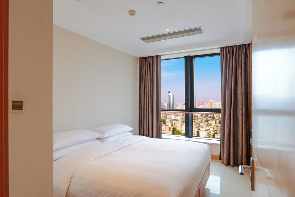 Deluxe Apartment | Minibar, in-room safe, desk, free WiFi