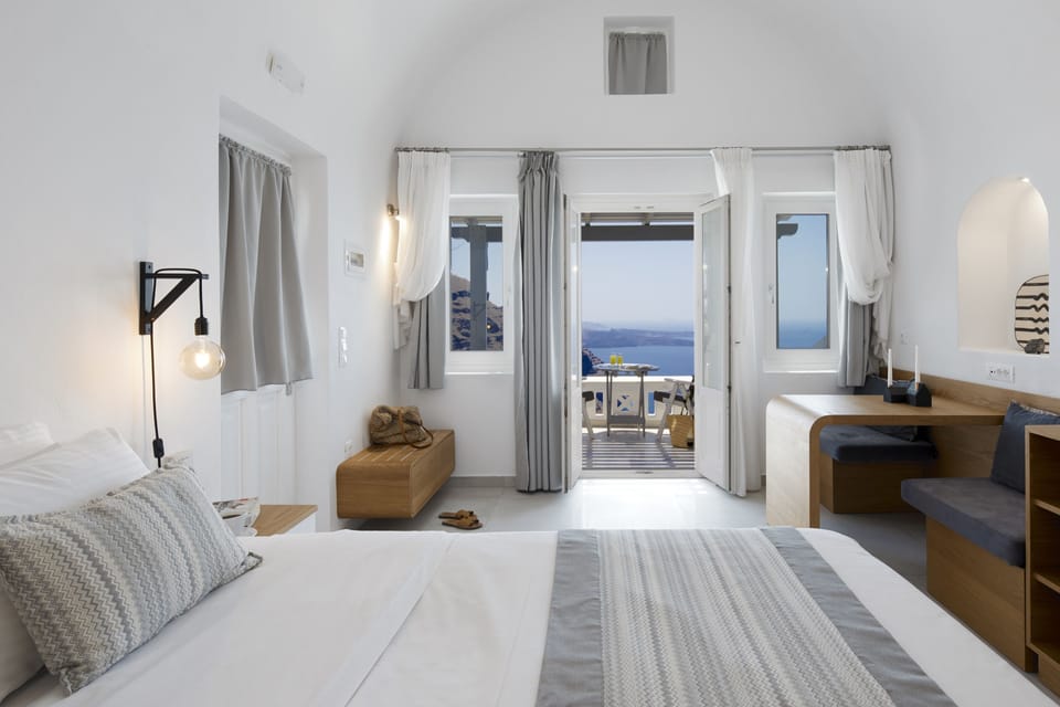 Double room with caldera view | Premium bedding, minibar, in-room safe, individually decorated