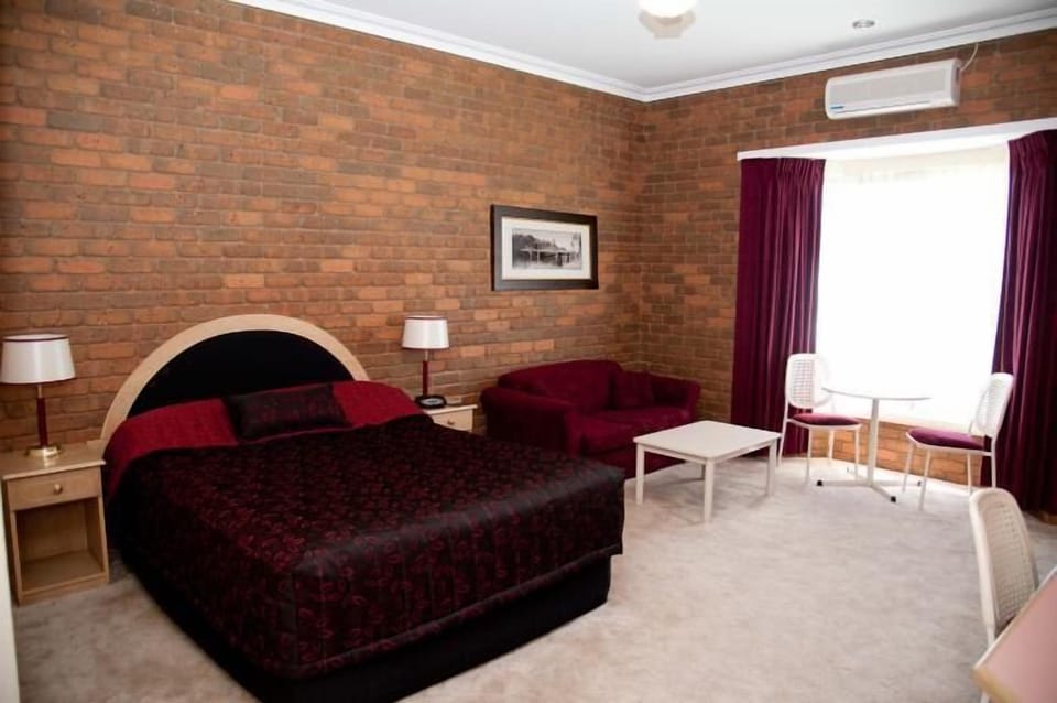Executive Room, Non Smoking (Executive Double) | Iron/ironing board, free WiFi