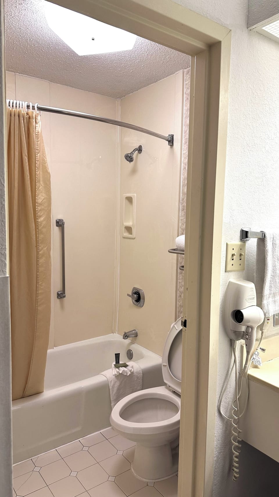 Combined shower/tub, free toiletries, hair dryer, towels