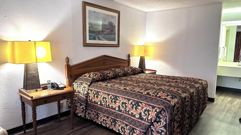 Standard Room, 1 King Bed | In-room safe, desk, iron/ironing board, free WiFi