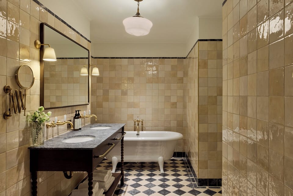 Suite, Balcony, Park View | Bathroom | Free toiletries, hair dryer, towels