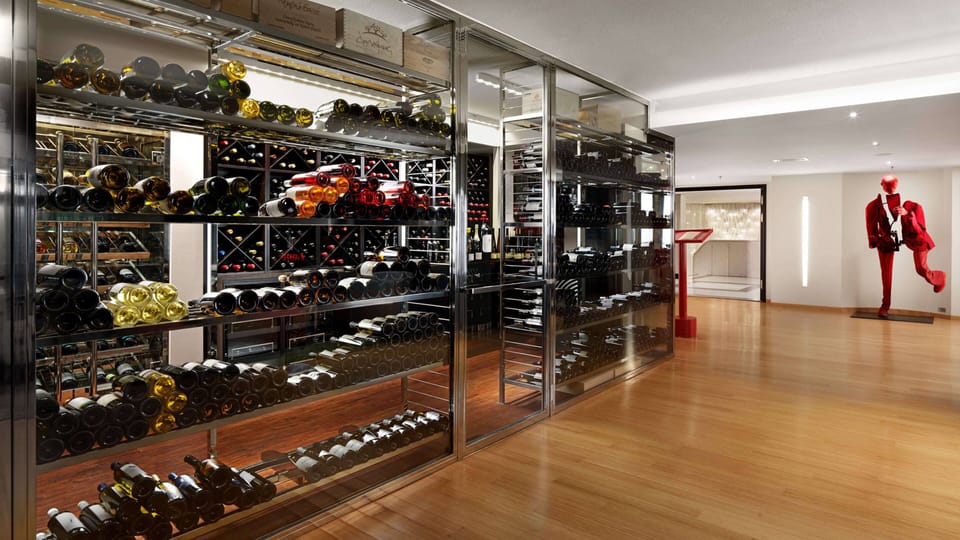 3 restaurants, breakfast served