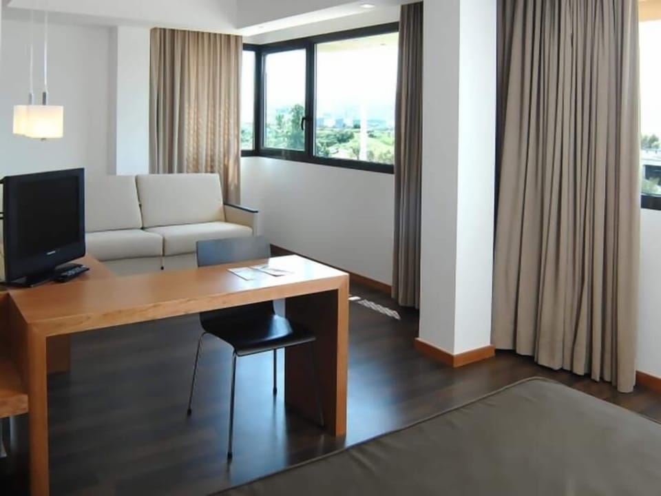 In-room safe, desk, soundproofing, free WiFi