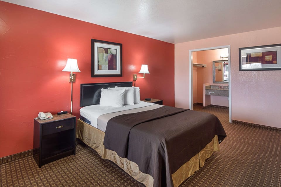 Standard Room, 1 Queen Bed, Non Smoking | Iron/ironing board, rollaway beds, free WiFi, bed sheets