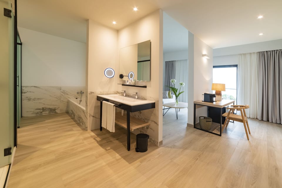 Combined shower/tub, free toiletries, hair dryer, bidet