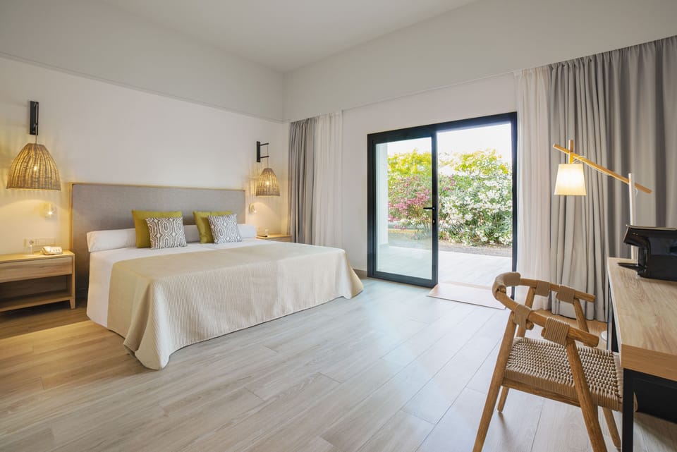 Exclusive (1_2) | Minibar, in-room safe, desk, WiFi