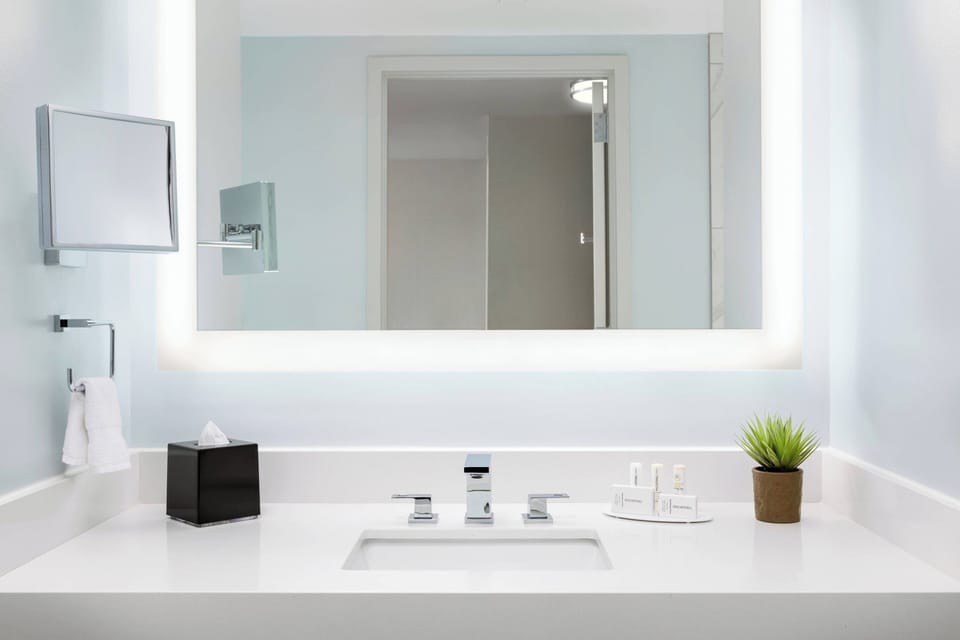 Combined shower/tub, designer toiletries, hair dryer, towels