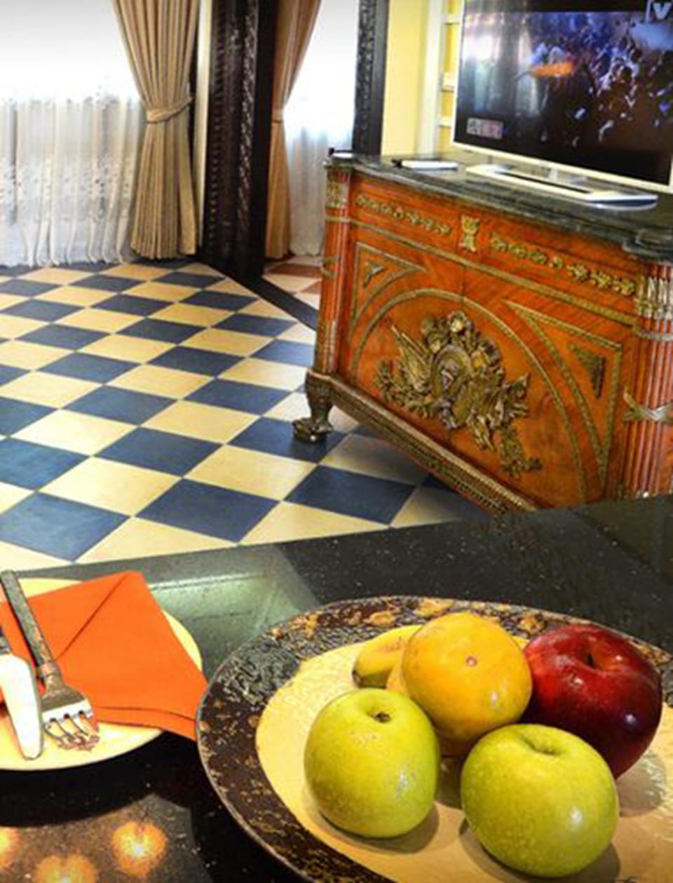 Executive Suite | Minibar, individually decorated, individually furnished, free WiFi