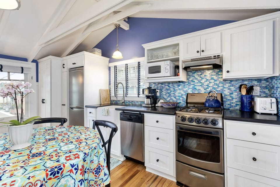 Fully equipped kitchen +washer/dryer in closet