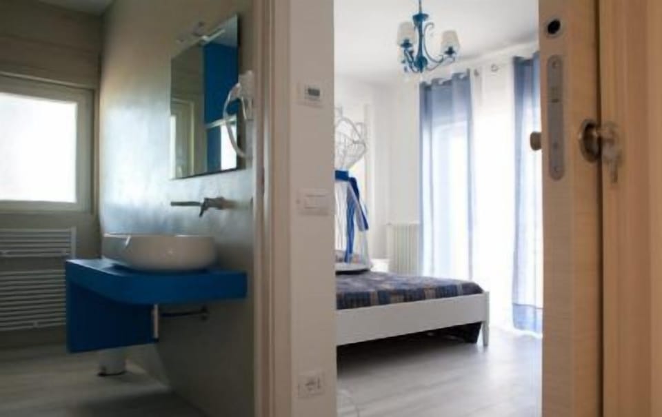1 bedroom, premium bedding, desk, soundproofing