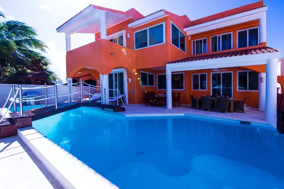 Luxury Beach Front Villa with Private Beach!

