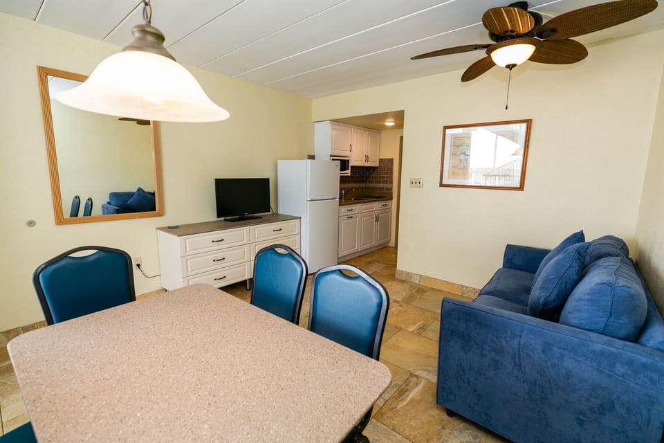 Double Room, Non Smoking, Partial Ocean View | Living area | TV