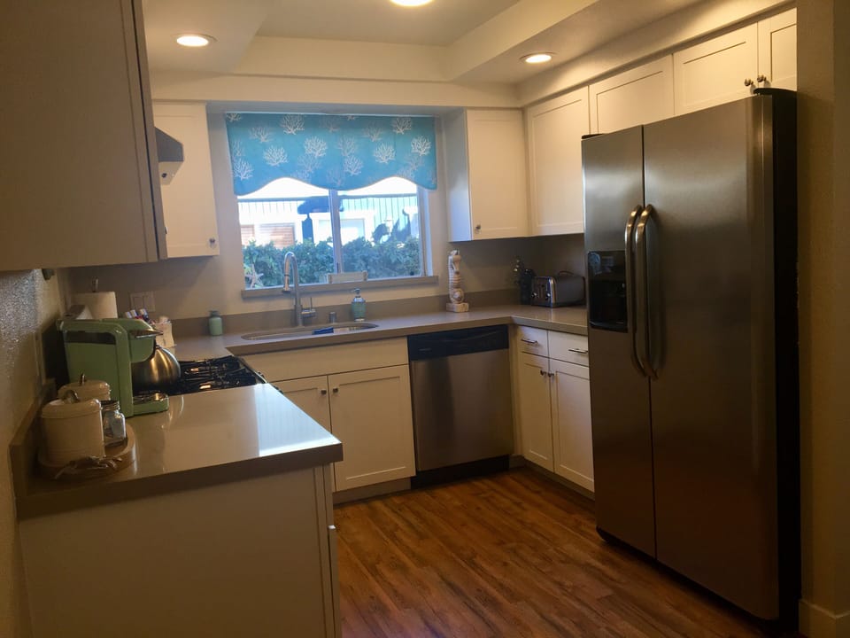 Quartz countertops and all the amenities 