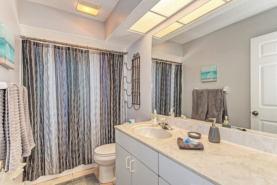 Main bathroom with tub - located between 2 twin-bedded rooms